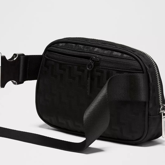 Lululemon Everywhere Belt Bag 1L in Black L Monogram Jacquard - Picture 5 of 8